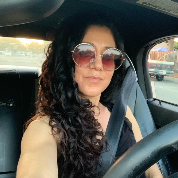 Meet your Posher, Monica - Picture 1 of 6